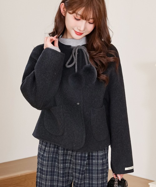 Anely(アネリー)の「リボン ファー ポンポン付き ショート コート(ノーカラーコート・レディース・アイボリー/チャコールグレー・FREE)」の1枚目の写真
