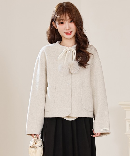 Anely(アネリー)の「リボン ファー ポンポン付き ショート コート(ノーカラーコート・レディース・アイボリー/チャコールグレー・FREE)」の11枚目の写真