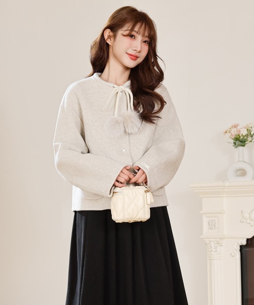 Anely(アネリー)の「リボン ファー ポンポン付き ショート コート(ノーカラーコート・レディース・アイボリー/チャコールグレー・FREE)」の12枚目の写真