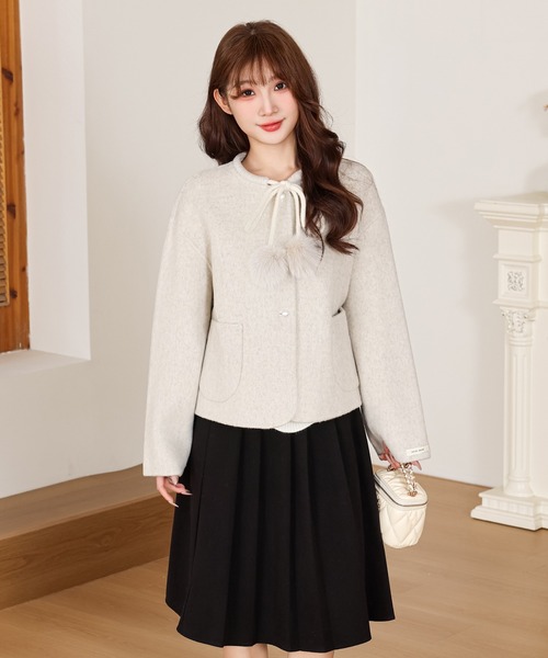 Anely(アネリー)の「リボン ファー ポンポン付き ショート コート(ノーカラーコート・レディース・アイボリー/チャコールグレー・FREE)」の13枚目の写真