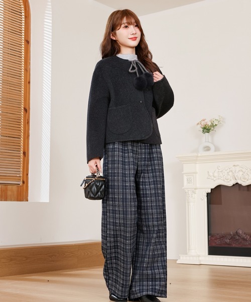 Anely(アネリー)の「リボン ファー ポンポン付き ショート コート(ノーカラーコート・レディース・アイボリー/チャコールグレー・FREE)」の6枚目の写真