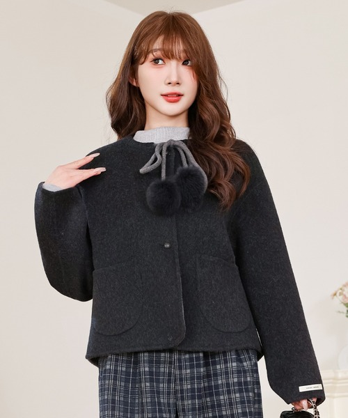 Anely(アネリー)の「リボン ファー ポンポン付き ショート コート(ノーカラーコート・レディース・アイボリー/チャコールグレー・FREE)」の7枚目の写真