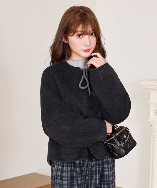 Anely(アネリー)の「リボン ファー ポンポン付き ショート コート(ノーカラーコート・レディース・アイボリー/チャコールグレー・FREE)」の8枚目の写真