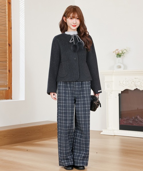 Anely(アネリー)の「リボン ファー ポンポン付き ショート コート(ノーカラーコート・レディース・アイボリー/チャコールグレー・FREE)」の9枚目の写真