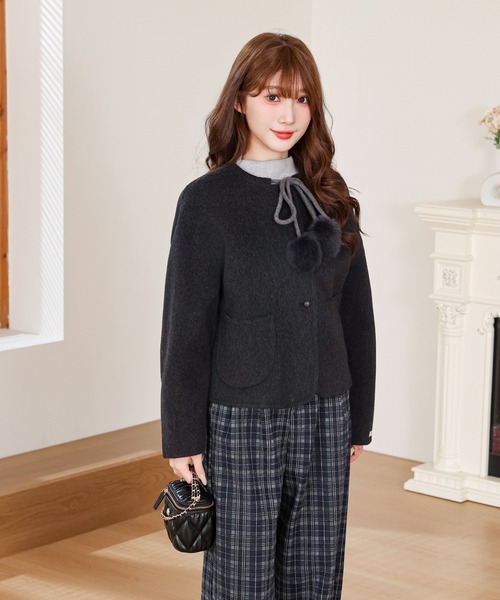 Anely(アネリー)の「リボン ファー ポンポン付き ショート コート(ノーカラーコート・レディース・アイボリー/チャコールグレー・FREE)」の10枚目の写真