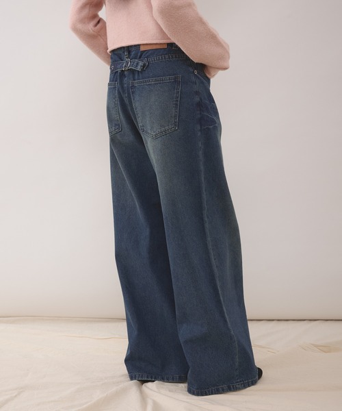 MUHET（ミュエータ）の「cinch-back flare denim pants / シンチバックフレアデニムパンツ（デニムパンツ・レディース・インディゴブルー/ブラック・MEDIUM/SMALL/LARGE）」の2枚目の写真