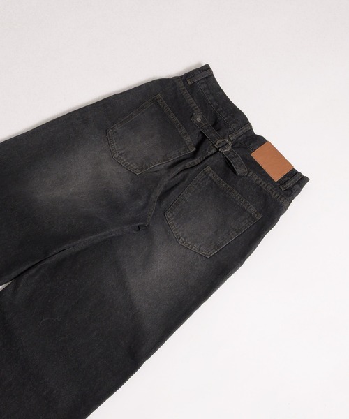 MUHET（ミュエータ）の「cinch-back flare denim pants / シンチバックフレアデニムパンツ（デニムパンツ・レディース・インディゴブルー/ブラック・MEDIUM/SMALL/LARGE）」の5枚目の写真