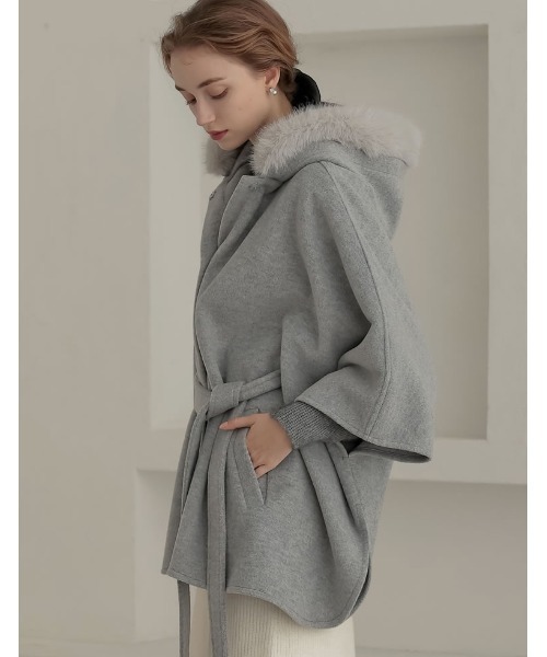 MEISM（ミズム）の「[2025-26 WINTER COLLECTION][MEISM by Re:EDIT]リバーフーディーポンチョコート（ポンチョ・レディース・ブラック/グレー/ホワイト・MEDIUM/LARGE）」の15枚目の写真