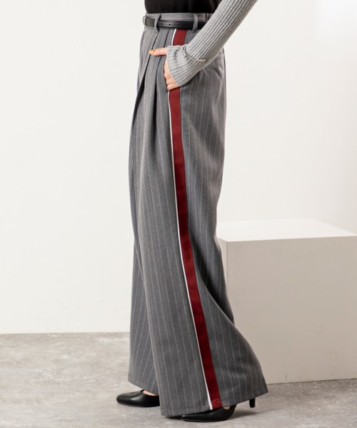 MILLION CARATS(ミリオンカラッツ)の「【スタイルアップと体型カバーを両立】きちんと感がありながら、後ろゴム仕様でストレスフリー!洗練された印象を放つサイドライン入りきれいめパンツ(その他パンツ・レディース・グレー/チャコールグレー・FREE)」の2枚目の写真