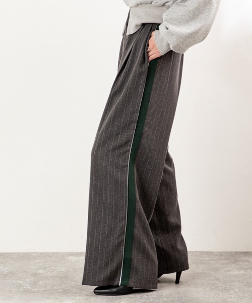 MILLION CARATS(ミリオンカラッツ)の「【スタイルアップと体型カバーを両立】きちんと感がありながら、後ろゴム仕様でストレスフリー!洗練された印象を放つサイドライン入りきれいめパンツ(その他パンツ・レディース・グレー/チャコールグレー・FREE)」の1枚目の写真