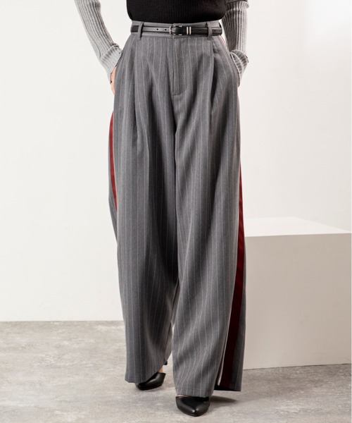 MILLION CARATS(ミリオンカラッツ)の「【スタイルアップと体型カバーを両立】きちんと感がありながら、後ろゴム仕様でストレスフリー!洗練された印象を放つサイドライン入りきれいめパンツ(その他パンツ・レディース・グレー/チャコールグレー・FREE)」の4枚目の写真