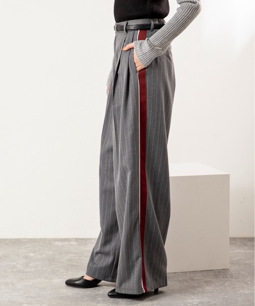 MILLION CARATS(ミリオンカラッツ)の「【スタイルアップと体型カバーを両立】きちんと感がありながら、後ろゴム仕様でストレスフリー!洗練された印象を放つサイドライン入りきれいめパンツ(その他パンツ・レディース・グレー/チャコールグレー・FREE)」の5枚目の写真