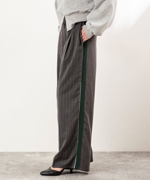 MILLION CARATS(ミリオンカラッツ)の「【スタイルアップと体型カバーを両立】きちんと感がありながら、後ろゴム仕様でストレスフリー!洗練された印象を放つサイドライン入りきれいめパンツ(その他パンツ・レディース・グレー/チャコールグレー・FREE)」の9枚目の写真