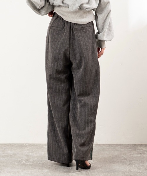 MILLION CARATS(ミリオンカラッツ)の「【スタイルアップと体型カバーを両立】きちんと感がありながら、後ろゴム仕様でストレスフリー!洗練された印象を放つサイドライン入りきれいめパンツ(その他パンツ・レディース・グレー/チャコールグレー・FREE)」の10枚目の写真