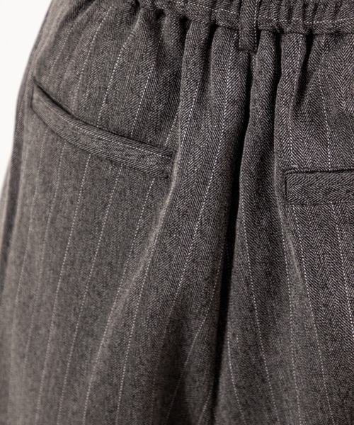MILLION CARATS(ミリオンカラッツ)の「【スタイルアップと体型カバーを両立】きちんと感がありながら、後ろゴム仕様でストレスフリー!洗練された印象を放つサイドライン入りきれいめパンツ(その他パンツ・レディース・グレー/チャコールグレー・FREE)」の13枚目の写真