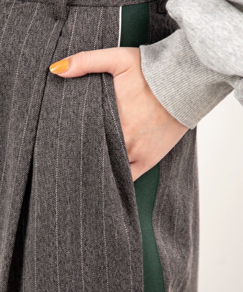 MILLION CARATS(ミリオンカラッツ)の「【スタイルアップと体型カバーを両立】きちんと感がありながら、後ろゴム仕様でストレスフリー!洗練された印象を放つサイドライン入りきれいめパンツ(その他パンツ・レディース・グレー/チャコールグレー・FREE)」の14枚目の写真