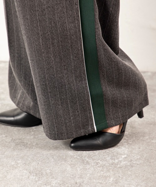 MILLION CARATS(ミリオンカラッツ)の「【スタイルアップと体型カバーを両立】きちんと感がありながら、後ろゴム仕様でストレスフリー!洗練された印象を放つサイドライン入りきれいめパンツ(その他パンツ・レディース・グレー/チャコールグレー・FREE)」の15枚目の写真