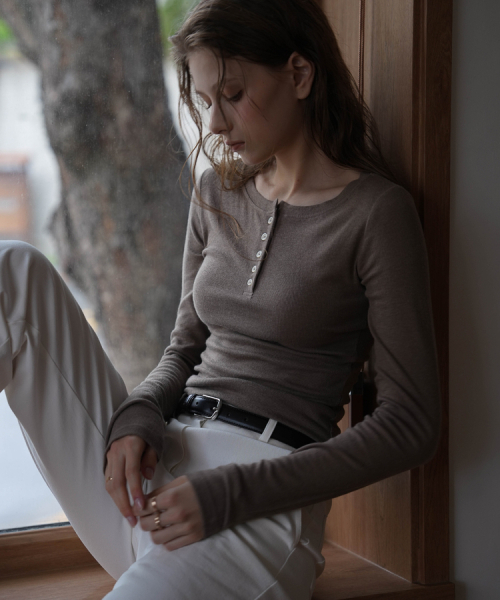 DEHEVE（デヘヴェ）の「Henley Neck Long Sleeve [Brown]（Tシャツ/カットソー・レディース・ブラウン・FREE）」の4枚目の写真