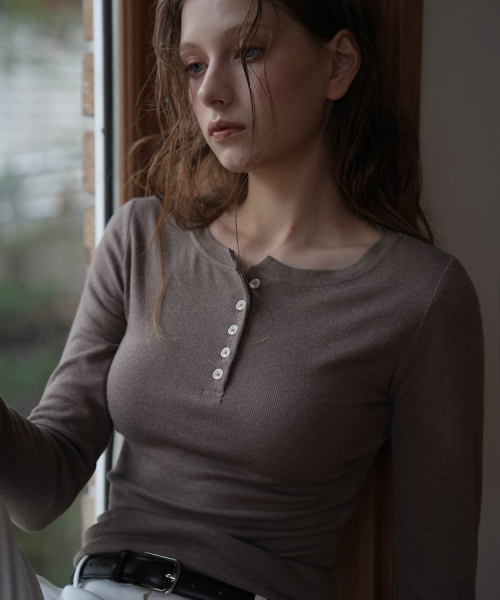 DEHEVE（デヘヴェ）の「Henley Neck Long Sleeve [Brown]（Tシャツ/カットソー・レディース・ブラウン・FREE）」の5枚目の写真