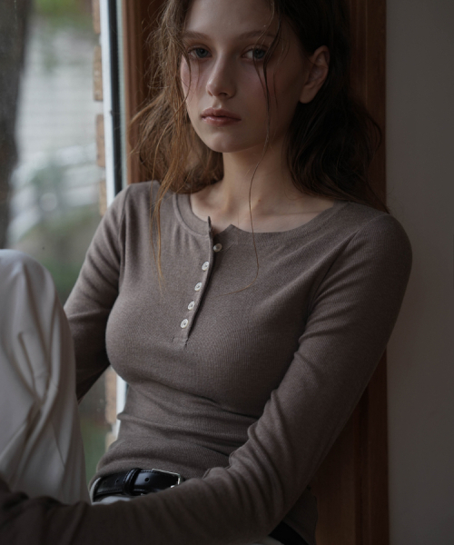 DEHEVE（デヘヴェ）の「Henley Neck Long Sleeve [Brown]（Tシャツ/カットソー・レディース・ブラウン・FREE）」の6枚目の写真