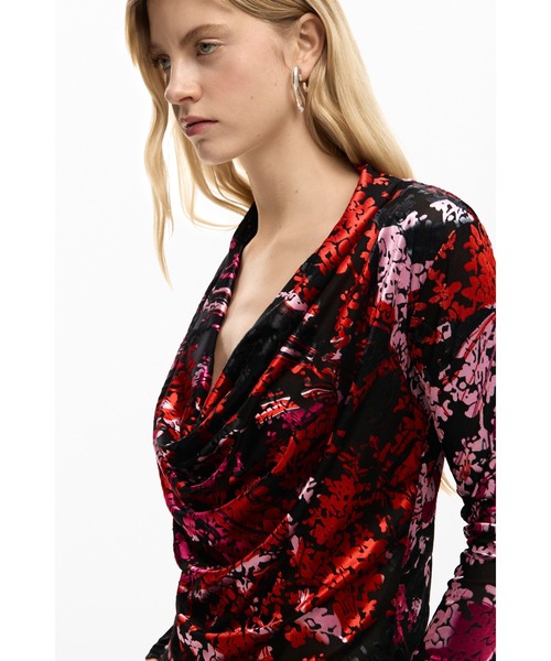 Desigual(デシグアル)の「ベルベットプリントドレープネック長袖トップス(Tシャツ/カットソー・レディース・ブラック・XS/S/L/XL/M)」の2枚目の写真