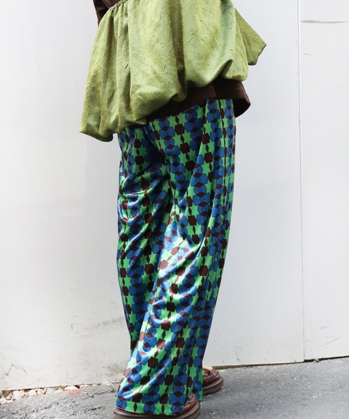 moyan ecri(モヤン エクリ)の「<moyan ecri>カットベロア総柄イージーパンツLink our Ties Easy pants(その他パンツ・レディース・ブルー系その他/オレンジ系その他・M/L)」の2枚目の写真