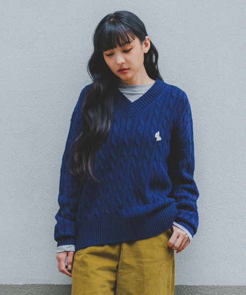 BAKKEN(バッケン)の「ポイントロゴペンダントVネックケーブルニットBK8941_ネイビー(ニット/セーター・レディース・ネイビー・FREE)」の1枚目の写真
