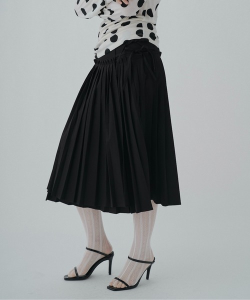 FEKETE(フェケテ)の「wrapping pleated skirt / ラッピングプリーツスカート(スカート・レディース・ベージュ/ライトブルー/ブラック・FREE)」の1枚目の写真