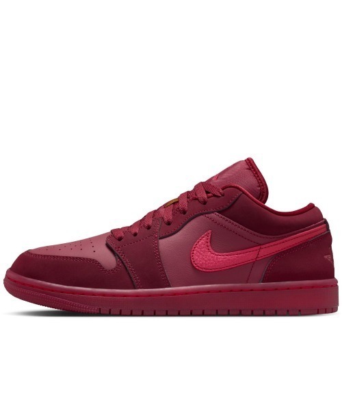 JORDAN BRAND(ジョーダンブランド)の「JORDAN BRAND Air Jordan 1 Low Se(ジョーダンブランド エア ジョーダン 1 Low Se)(スニーカー・メンズ・レッド系・29cm/27.5cm/26.5cm/26cm/23cm/23.5cm/25cm/25.5cm/27cm/28cm/28.5cm)」の2枚目の写真