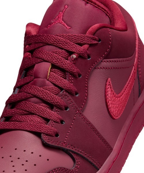 JORDAN BRAND(ジョーダンブランド)の「JORDAN BRAND Air Jordan 1 Low Se(ジョーダンブランド エア ジョーダン 1 Low Se)(スニーカー・メンズ・レッド系・29cm/27.5cm/26.5cm/26cm/23cm/23.5cm/25cm/25.5cm/27cm/28cm/28.5cm)」の10枚目の写真