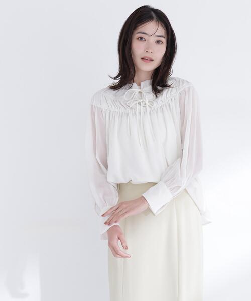 NATURAL BEAUTY BASIC(ナチュラルビューティーベーシック)の「◇シャーリングショルダーブラウス(シャツ/ブラウス・レディース・イエロー/ブラウン/オフホワイト・FREE)」の2枚目の写真