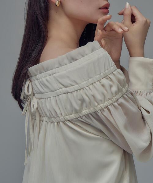 NATURAL BEAUTY BASIC(ナチュラルビューティーベーシック)の「◇シャーリングショルダーブラウス(シャツ/ブラウス・レディース・イエロー/ブラウン/オフホワイト・FREE)」の1枚目の写真