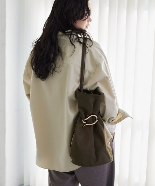 LE VERNIS（ル・ベルニ）の「BARNYARDSTORM / LE VERNIS(ルベルニ)別注カラー / 巾着トート（トートバッグ・レディース・ブラック/カーキ・FREE）」の6枚目の写真