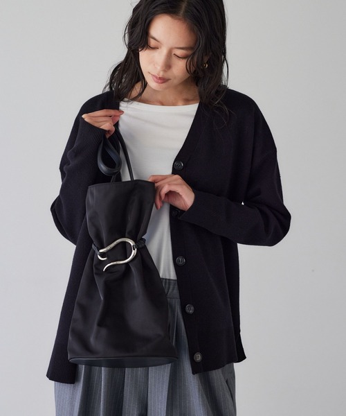 LE VERNIS（ル・ベルニ）の「BARNYARDSTORM / LE VERNIS(ルベルニ)別注カラー / 巾着トート（トートバッグ・レディース・ブラック/カーキ・FREE）」の8枚目の写真