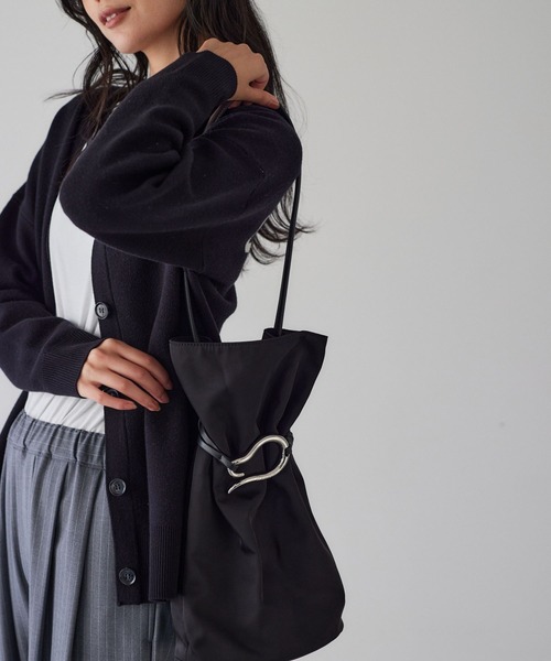 LE VERNIS（ル・ベルニ）の「BARNYARDSTORM / LE VERNIS(ルベルニ)別注カラー / 巾着トート（トートバッグ・レディース・ブラック/カーキ・FREE）」の10枚目の写真