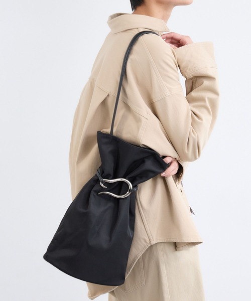 LE VERNIS（ル・ベルニ）の「BARNYARDSTORM / LE VERNIS(ルベルニ)別注カラー / 巾着トート（トートバッグ・レディース・ブラック/カーキ・FREE）」の16枚目の写真