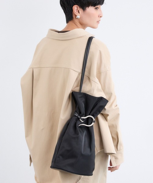 LE VERNIS（ル・ベルニ）の「BARNYARDSTORM / LE VERNIS(ルベルニ)別注カラー / 巾着トート（トートバッグ・レディース・ブラック/カーキ・FREE）」の17枚目の写真