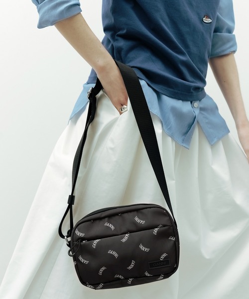 GANNI（ガニー）の「【GANNI for ADAM ET ROPE'】Re-Tech Logo Print Festival bag（ショルダーバッグ・レディース・ブラック・FREE）」の2枚目の写真
