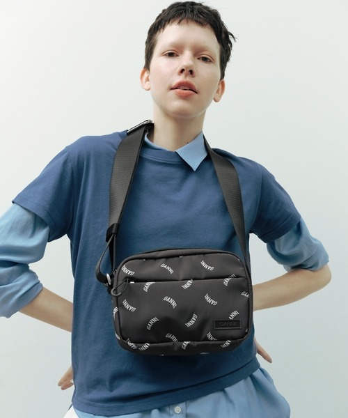 GANNI（ガニー）の「【GANNI for ADAM ET ROPE'】Re-Tech Logo Print Festival bag（ショルダーバッグ・レディース・ブラック・FREE）」の3枚目の写真