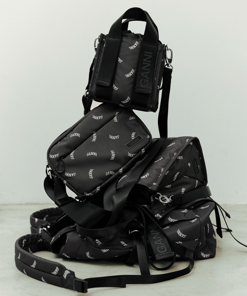 GANNI（ガニー）の「【GANNI for ADAM ET ROPE'】Re-Tech Logo Print Festival bag（ショルダーバッグ・レディース・ブラック・FREE）」の6枚目の写真