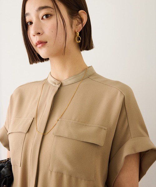 ROPE'（ロペ）の「ライトトリアセバックサテンフラップブラウス/イージーケア・セットアップ対応（シャツ/ブラウス・レディース・ネイビー/ベージュ・FREE）」の2枚目の写真