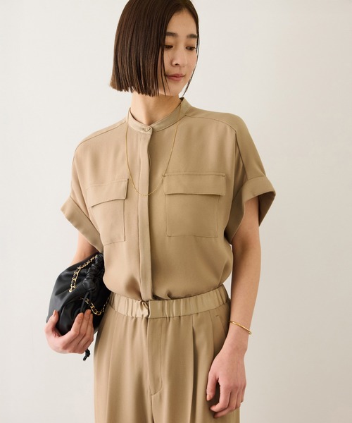 ROPE'（ロペ）の「ライトトリアセバックサテンフラップブラウス/イージーケア・セットアップ対応（シャツ/ブラウス・レディース・ネイビー/ベージュ・FREE）」の3枚目の写真