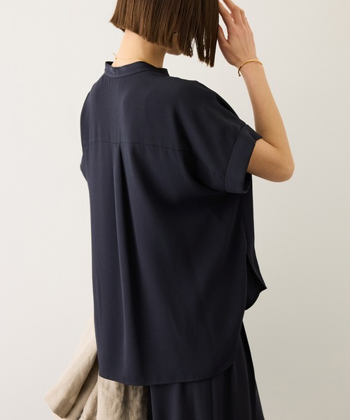 ROPE'（ロペ）の「ライトトリアセバックサテンフラップブラウス/イージーケア・セットアップ対応（シャツ/ブラウス・レディース・ネイビー/ベージュ・FREE）」の8枚目の写真