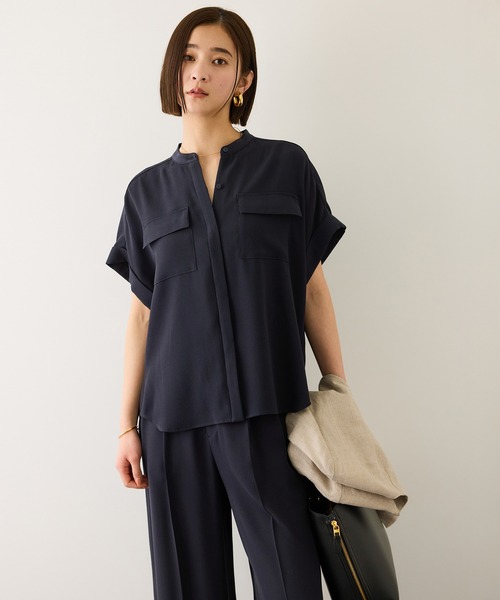 ROPE'（ロペ）の「ライトトリアセバックサテンフラップブラウス/イージーケア・セットアップ対応（シャツ/ブラウス・レディース・ネイビー/ベージュ・FREE）」の9枚目の写真