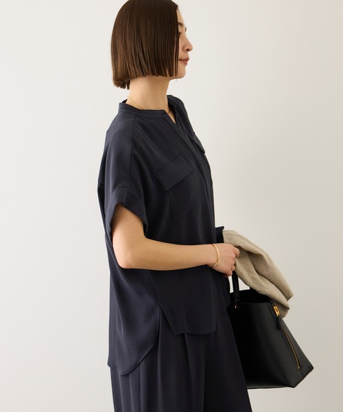 ROPE'（ロペ）の「ライトトリアセバックサテンフラップブラウス/イージーケア・セットアップ対応（シャツ/ブラウス・レディース・ネイビー/ベージュ・FREE）」の10枚目の写真