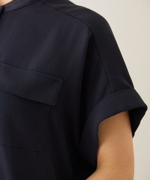 ROPE'（ロペ）の「ライトトリアセバックサテンフラップブラウス/イージーケア・セットアップ対応（シャツ/ブラウス・レディース・ネイビー/ベージュ・FREE）」の21枚目の写真