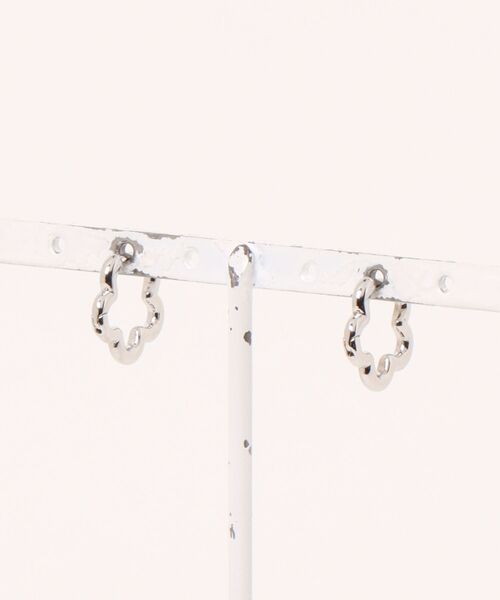 EMODA（エモダ）の「FLOWER HOOP PIERCE（ピアス（両耳用）・レディース・ゴールド/シルバー・FREE）」の3枚目の写真