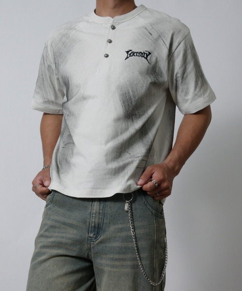 NYLAUS(ナイラス)の「【NYS】トライバル刺繍 スプレー加工 グランジ ショート丈 ヘンリーネック半袖Tシャツ(Tシャツ/カットソー・メンズ・ブラック/アイボリー/ワインレッド・L/M)」の2枚目の写真