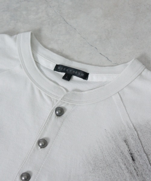NYLAUS(ナイラス)の「【NYS】トライバル刺繍 スプレー加工 グランジ ショート丈 ヘンリーネック半袖Tシャツ(Tシャツ/カットソー・メンズ・ブラック/アイボリー/ワインレッド・L/M)」の4枚目の写真