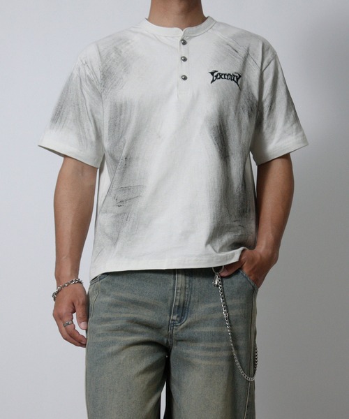 NYLAUS(ナイラス)の「【NYS】トライバル刺繍 スプレー加工 グランジ ショート丈 ヘンリーネック半袖Tシャツ(Tシャツ/カットソー・メンズ・ブラック/アイボリー/ワインレッド・L/M)」の11枚目の写真